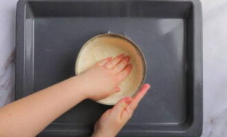Vet een ovenschaal in met plantaardige olie en giet er ½ kruimels in, druk met je vingers aan om de bodem en zijkanten vorm te geven.