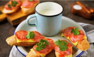 Đặt bánh sandwich vào lò nướng trong 5 phút với chế độ nướng.