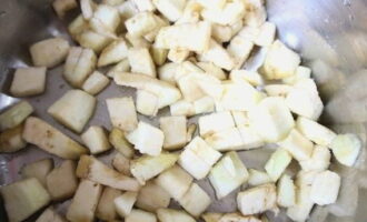 Ilagay ang talong sa isang plato at magdagdag ng asin; pagkatapos ng 15 minuto, banlawan at pisilin ang labis na tubig. Ilagay ang talong sa isang plato at magdagdag ng asin; pagkatapos ng 15 minuto, banlawan at pisilin ang labis na tubig.