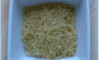 Đong bún và đổ vào súp. Nấu trong 5 phút.