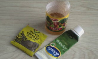 Låt oss förbereda såsen: blanda alla nödvändiga ingredienser i de angivna proportionerna och låt den brygga ett tag.