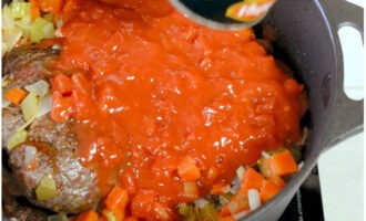 Vi kompletterar beredningen med tomater i sin egen juice.
