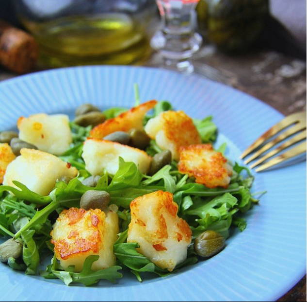 Formatge halloumi fregit en una paella
