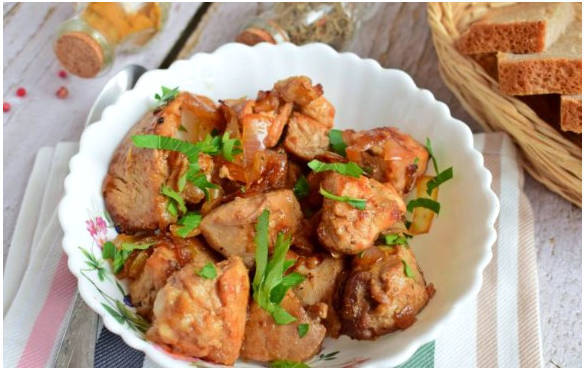 Thịt lợn chiên với hành tây trong chảo rán