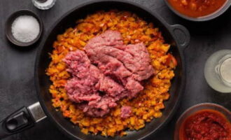 Öka sedan värmen och tillsätt köttfärsen i grönsakerna, rör om ofta tills färgen på nötköttet ändras.