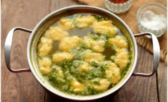 Häll dumplings i soppan och koka tills de är klara. Smaklig måltid!