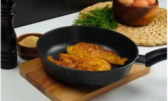 Init ang langis ng mirasol sa isang kawali at iprito ang mga schnitzel sa katamtamang init sa loob ng 3 minuto sa bawat panig.