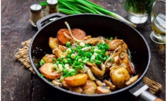 Voeg ten slotte de gehakte groene uien toe aan de pan, roer en ga verder met serveren.