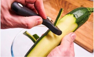 Gọt vỏ bí xanh và cắt thành lát mỏng.