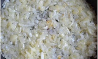 Para sa sarsa, magprito sa mainit na langis ng gulay at i-chop ang natitirang sibuyas hanggang malambot.