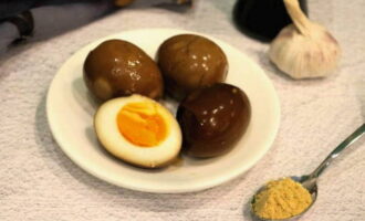 หลังจากผ่านไป 24 ชั่วโมง ให้นำไข่ออกจากน้ำเกลือแล้วเสิร์ฟ อร่อย! 