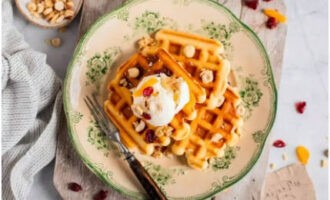 We vullen de afgewerkte wafels aan met gehakte noten en gehakt gedroogd fruit. Plaats een bolletje ijs. We vullen de afgewerkte wafels aan met gehakte noten en gehakt gedroogd fruit. Plaats een bolletje ijs.