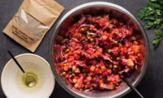 Đổ tất cả nguyên liệu đã chuẩn bị cùng với dưa cải bắp vào tô salad, nêm gia vị và trộn đều.