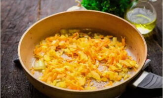 Al mateix temps, piqueu la ceba i les pastanagues i sofregiu les verdures amb una petita quantitat d'oli vegetal fins que estiguin toves i lleugerament daurades.