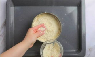 Verdeel de wrongelvulling in een gelijkmatige laag over de bodem, bestrooi met de rest van het deeg en bak 45-60 minuten in een voorverwarmde oven op 180 graden.