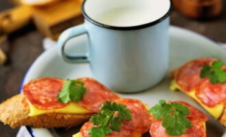 Nếu muốn, hãy trang trí bữa ăn nhẹ ấm áp bằng nhánh mùi tây tươi và bắt đầu bữa ăn. Chúc ngon miệng! 