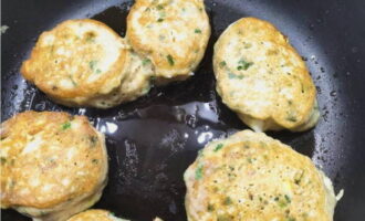 Se încălzește ulei vegetal într-o tigaie. Pune o lingura de aluat in uleiul incins sub forma de clatite mici. Prăjiți-le la foc mic sub un capac acoperit până se rumenesc pe ambele părți.