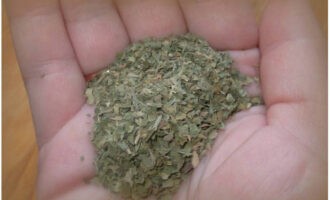 Thêm các loại thảo mộc thơm khô.