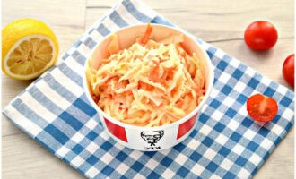 Amerikansk coleslaw sallad enligt det klassiska receptet är klar. Ta för dig!