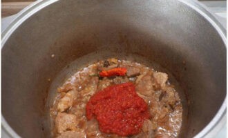 Ilagay ang tomato sauce sa isang kaldero at magdagdag ng kaunting asukal. Haluin.