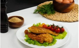 Ilagay ang rosy chicken sa berdeng dahon ng salad at magdagdag ng mga sariwang gulay. Bon appetit!