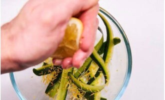 Thêm các lát bí xanh với nước cốt chanh, vỏ và dầu thực vật.