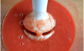 Gamit ang anumang gadget sa kusina, i-chop ang mga sariwa/de-latang kamatis upang makakuha ng humigit-kumulang 800 ML ng tomato pulp, o kumuha ng ready-made tomato juice.