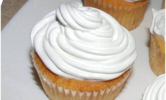 Cobrir amb crema a base de formatge o qualsevol altra crema que escolliu. Bona gana!