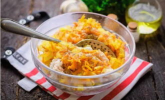 Aboqueu el rostit sobre la carn de porc amb arròs, afegiu-hi sal i barregeu-ho bé.