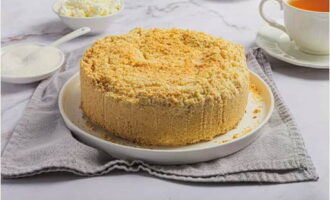 Laat de geurige cheesecake afkoelen en haal hem dan pas uit de vorm. Serveer en geniet. Eet smakelijk! 