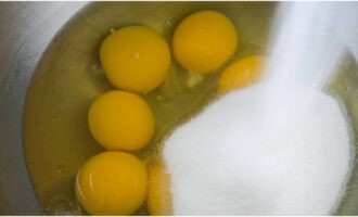 El bescuit amb crema de mató és fàcil de preparar. Enceneu el forn amb antelació perquè s'escalfi a 180 graus. Trenqueu els ous de gallina en un bol fond i afegiu-hi sucre.