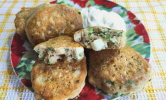 Serviți plăcintele de kefir leneș fierte cu ceapă și ouă într-o tigaie fierbinte, acoperite cu smântână. Aceste plăcinte vor fi, de asemenea, delicioase atunci când sunt servite reci, făcându-le o gustare convenabilă. Poftă bună!