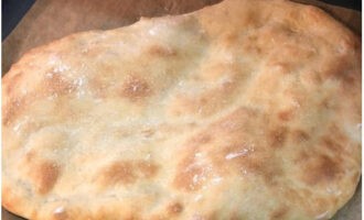 Plaats de bodem op een bakplaat met perkament. Bak gedurende 15 minuten op 150 graden.