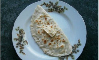 Sa isang tuyong kawali, iprito ang bawat flatbread hanggang sa ginintuang kayumanggi sa magkabilang panig. Sa isang tuyong kawali, iprito ang bawat flatbread hanggang sa ginintuang kayumanggi sa magkabilang panig.