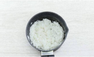 Dùng thìa khuấy đều cơm để gạo không bị vón cục.