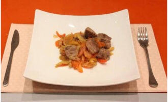 แบ่งหมูทอดกับผักในกระทะออกเป็นจานแบ่งส่วนแล้วเสิร์ฟร้อน อร่อย!