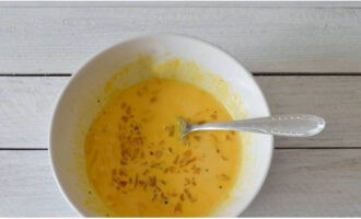 Efter att ha tillsatt grädde och brynt lök, kombinera ingredienserna.