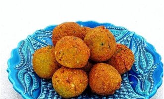Chiên các quả bóng cho đến khi chín vàng trong chảo rán hoặc chảo với nhiều dầu thực vật. Tiếp theo, món ăn có thể được đặt trên khăn giấy để loại bỏ mỡ thừa.
