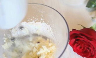 Đánh kem phô mai, đường bột, bơ và vani. Đổ kem thu được lên Cinnabons.