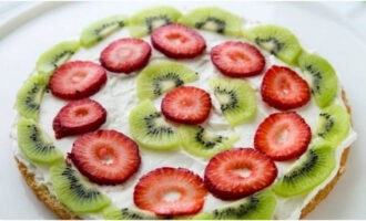 Poseu les rodanxes de maduixa i kiwi sobre la nata.