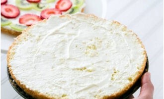 Unteu la segona capa de pastís amb crema de mató.