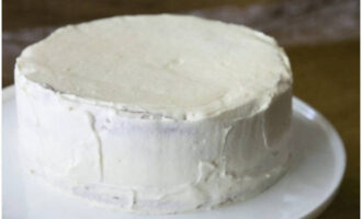 A continuació, repartiu la crema de quallada restant per la part superior i els costats del pastís.