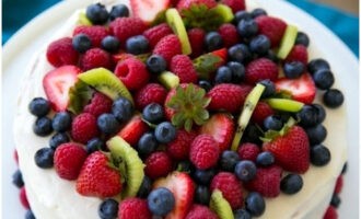 Decoreu el pastís amb baies fresques i rodanxes de fruita, deixeu-ho en remull a la nevera un parell d'hores. Ja teniu a punt unes delicioses postres per a les vostres vacances. Bona gana!