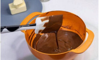 Ciocolata poate fi topită în orice mod convenabil: în cuptorul cu microunde, într-o baie de apă. Apoi se răcește puțin masa rezultată.