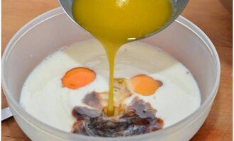 Fondre la mantega a foc lent, refredar-la una mica. En un recipient a part, barregeu els ous de gallina, la llet, el ghee i l'extracte de vainilla.