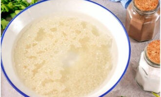 Phân loại gạo và đổ vào thùng chứa sâu. Đổ nước lạnh lên ngũ cốc và dùng ngón tay chà xát hạt để rửa sạch hết tinh bột. Sau đó rửa lại ngũ cốc vài lần bằng nước sạch.