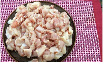 Tvätta kycklingdelarna, torka dem och ta bort skinnet. Separera köttet från benen och skär det i små bitar. Du får cirka 700 gram rent kött.