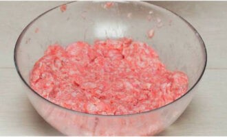 Tillsätt vatten och salt till köttfärsen i en skål, knåda blandningen med händerna i 7-10 minuter. Efter detta, täck skålen med köttfärsen med matfilm och ställ den i kylen i 12 timmar.