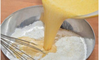 A continuació, combineu els ingredients secs i la part líquida de la massa.