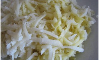 A főtt burgonyát meghámozzuk, és nagy lyukú reszelővel lereszeljük.